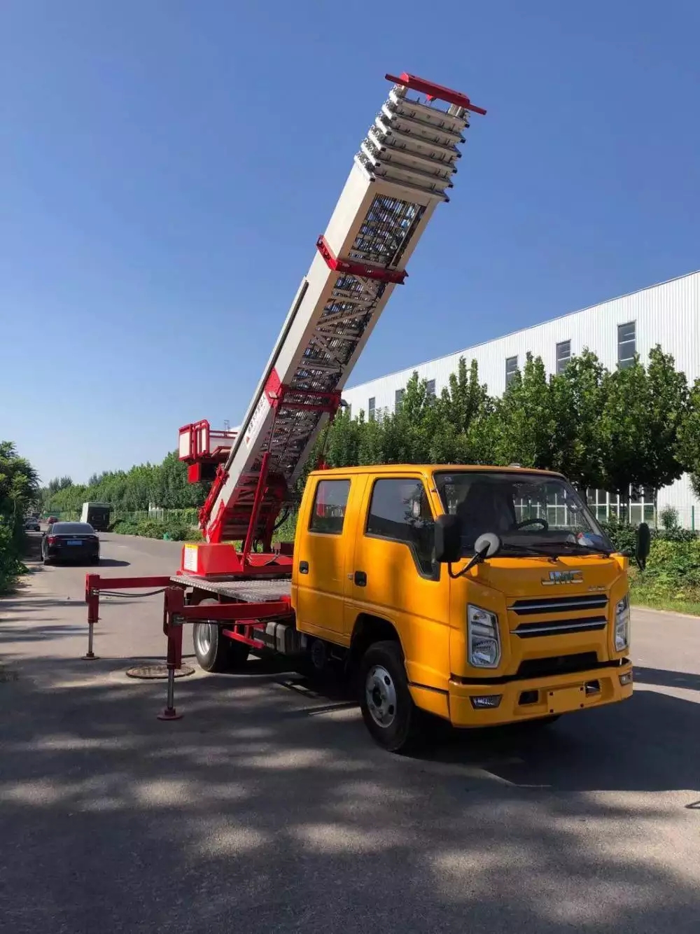 岳阳附近的云梯车出租服务：轻松解决高空作业需求