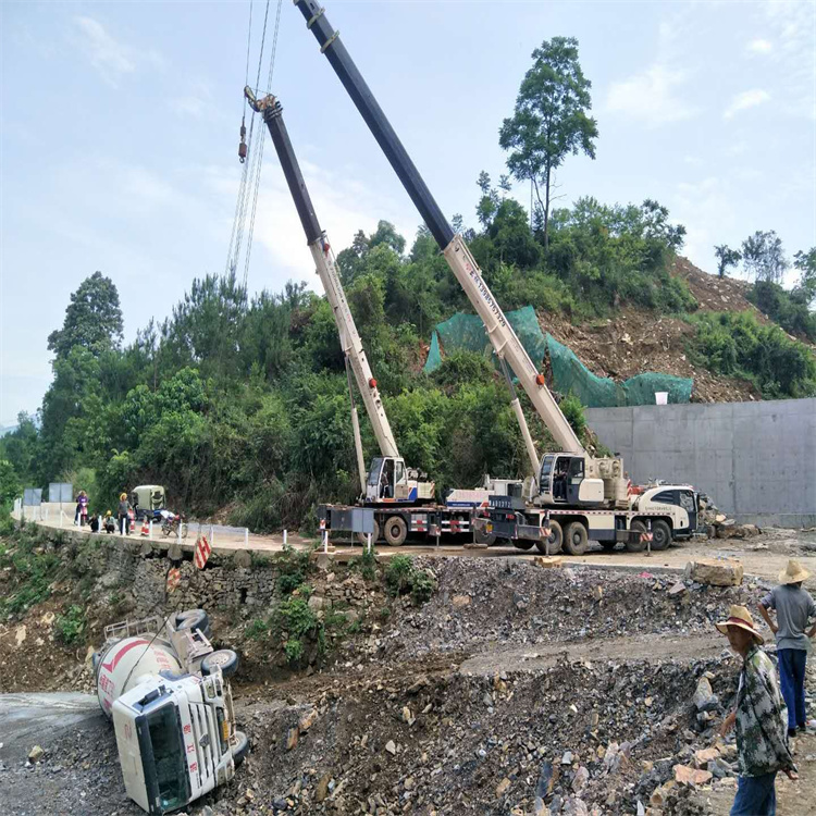 岳阳汽车掉沟里叫吊车救援要多少钱